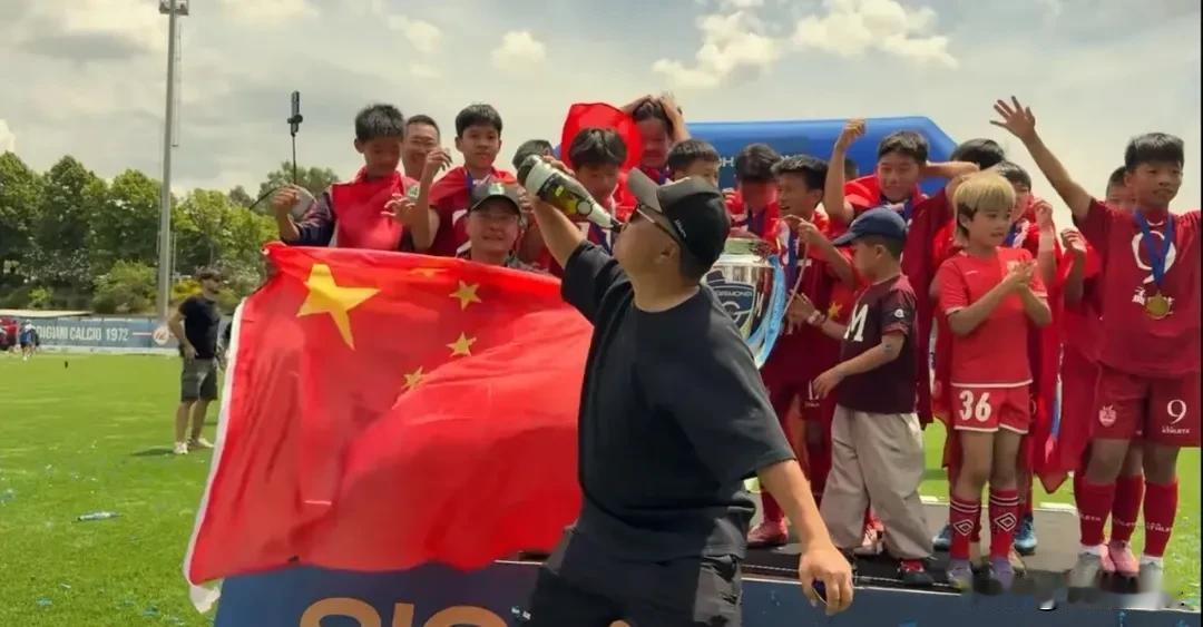 太激动了，董路带着一群纯草根的中国足球小将，在欧洲赛场创造了一个让所有人都不敢相