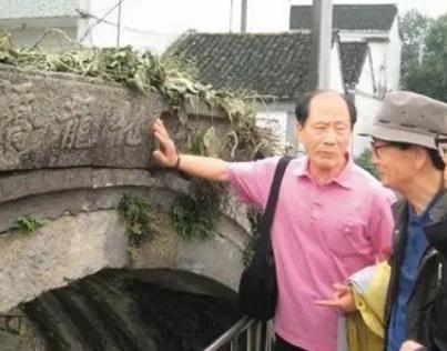 一群韩国老人跪在浙江湖州的古桥边嚎啕大哭，只因桥名和族谱上记载的一模一样，化龙、