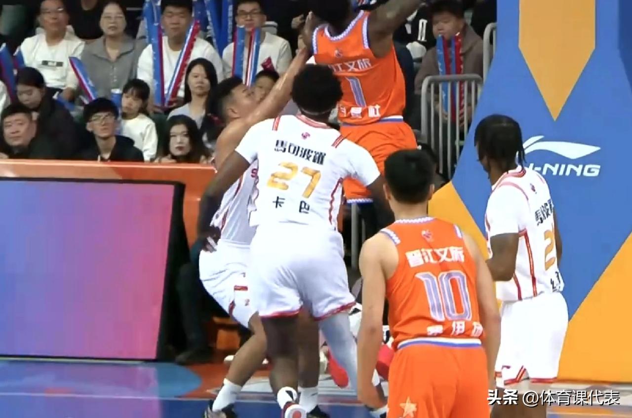 老周鹏半场替补轰10分，深圳男篮领先福建11分进入下半场！北京时间2026年3月
