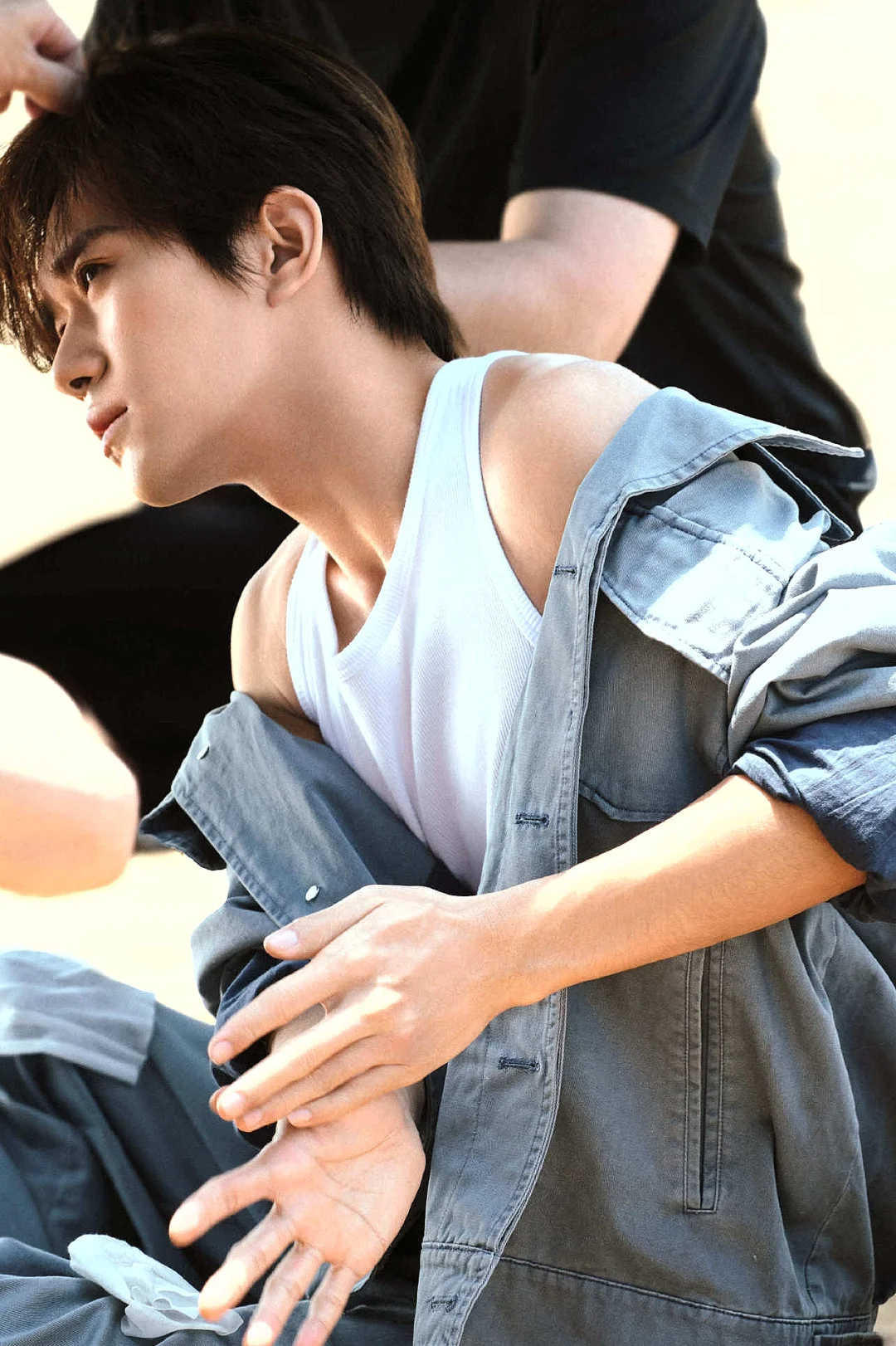 哥你这个衣服就不能再往下一点吗😡🤤