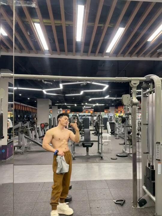 白天去撸铁了！🏋️