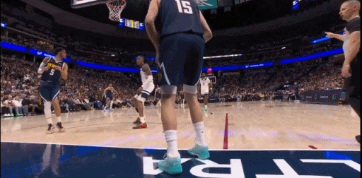 辣眼睛啊
约基奇这个发球失误有点太低级了
这是看不起道苏姆还是泰厄斯.琼斯呢？