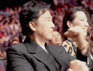 甄子丹夫妇和张伟丽同时现身澳门的UFC格斗之夜现场。甄子丹称来现场给中国的战士加