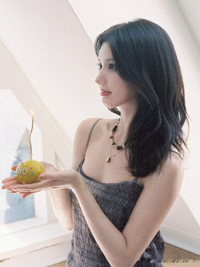 甜系生日写真，灵动美人刘些宁