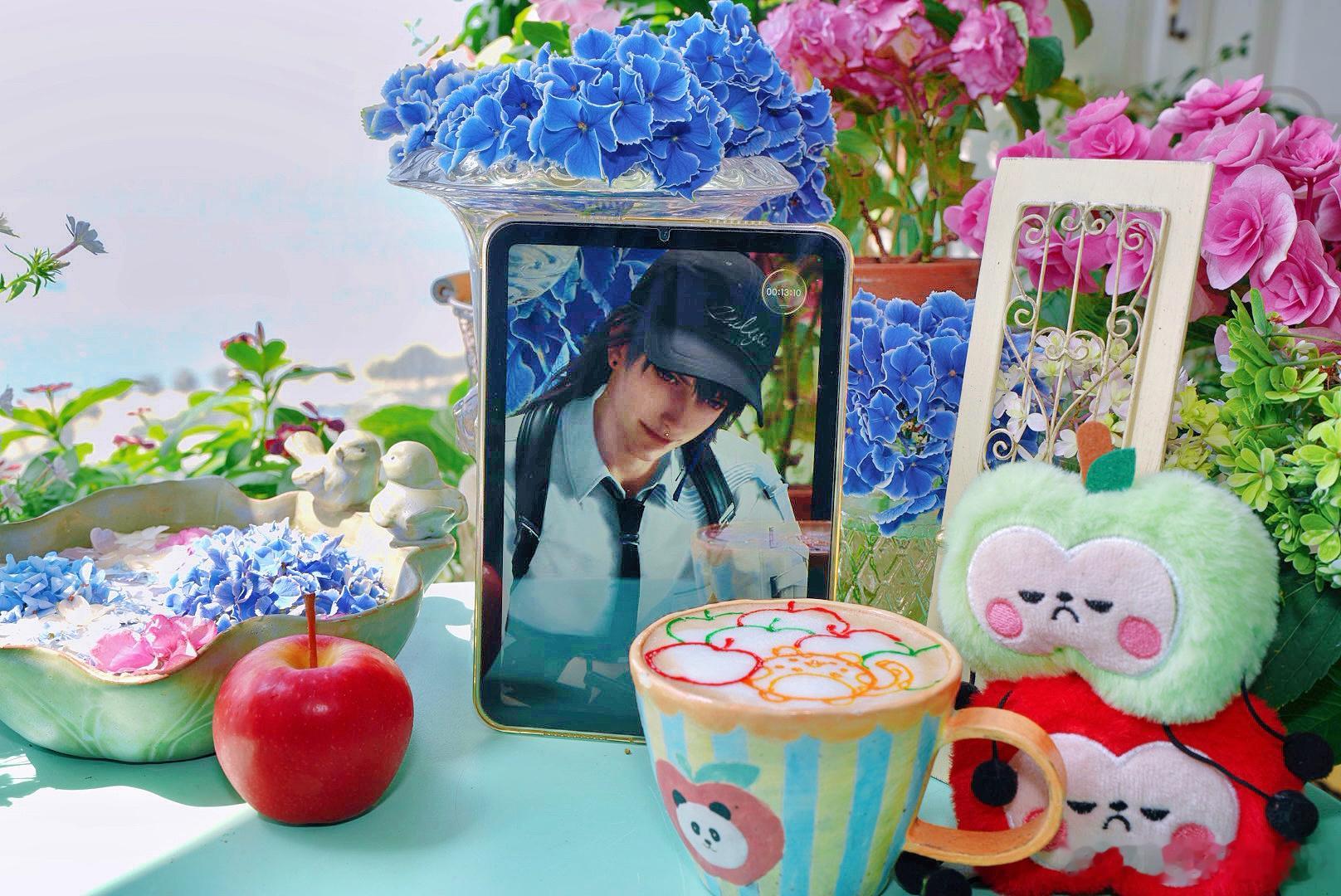 早午安(ɔ ˘⌣˘)˘⌣˘ c)家里有一颗苹果🍎长得很标志，杆杆很笔直。 