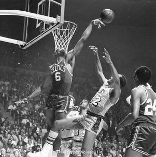 比尔·拉塞尔封盖了埃尔金·贝勒的投篮。 