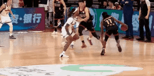 大家看一下，这球不应该先吹周鹏掩护犯规吗？难怪杜峰会如此生气！