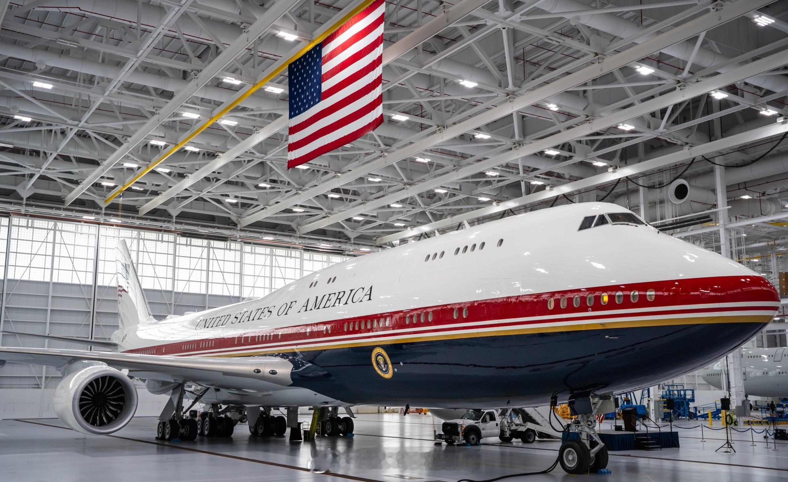 美国新空军一号专机亮相 我去颜色改变巨大 还是熟悉的 747-8型据说已抵达马里