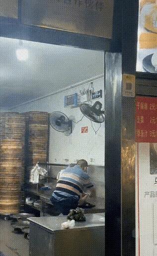 长沙清泉阁包子铺，这回怕是真要凉了。
有网友拍到，店里一名员工在操作台上剪脚趾甲