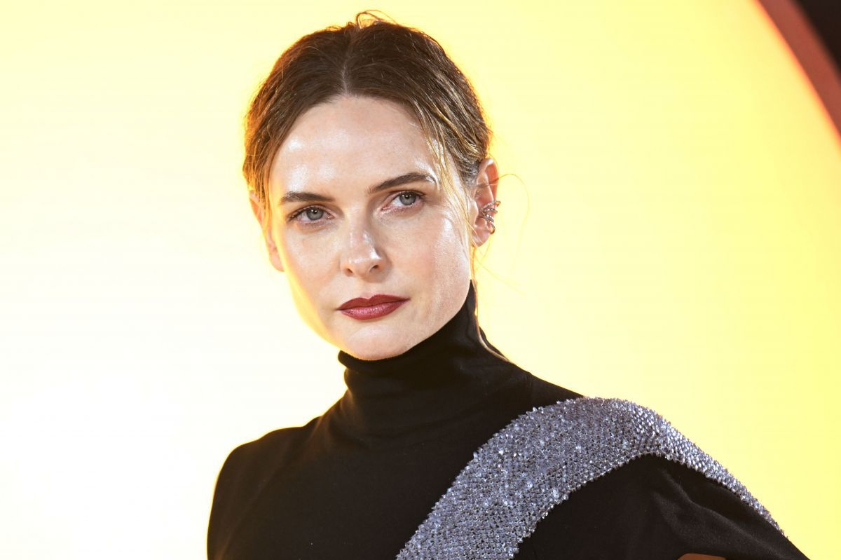 Rebecca Ferguson 亮相#沙丘2全球首映礼# 红毯，身穿Fendi