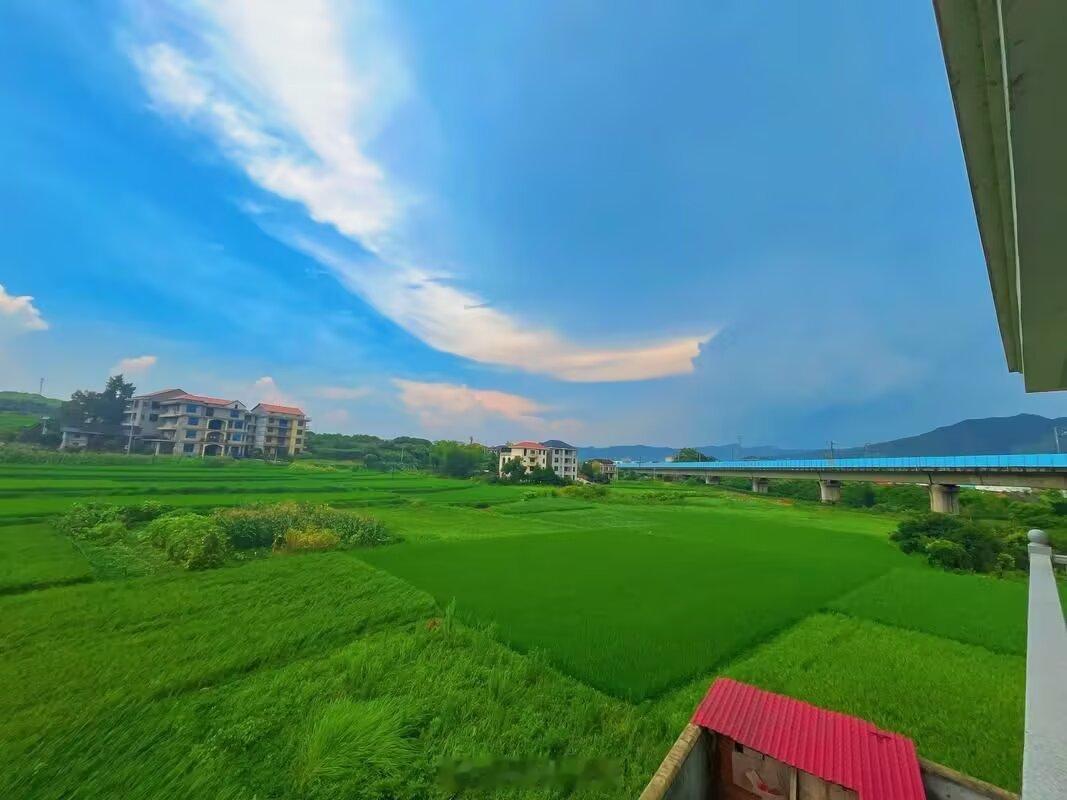 人要活在好的磁场里稻盛和夫说："你遇到的人都是你吸引来的，你是谁就会遇见谁。"心