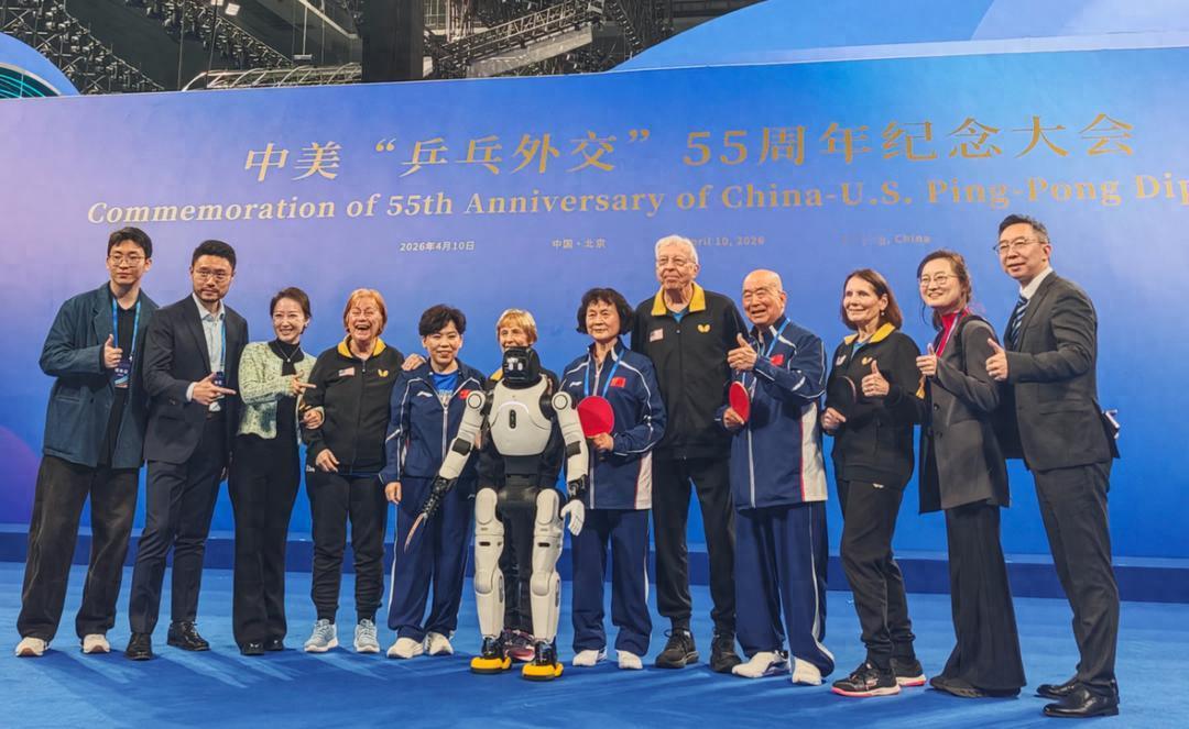 在纪念“乒乓外交”55周年的庄严时刻，一个充满未来感的身影吸引了全场目光。智元机