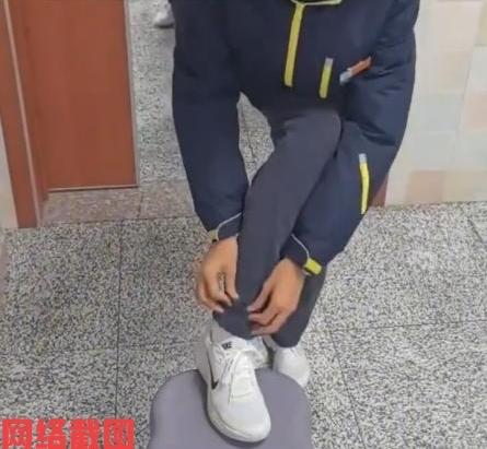 长春某学校的八年级教室门口。

因为这些天长春气候巨冷，此刻班里学生们因感冒请假