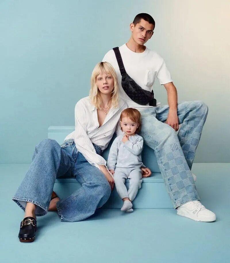 Sakua Kambong 最早在电商平台混迹，拍摄一些运动品牌的商品图目录，后