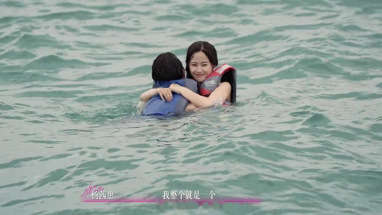 感觉惠惠在快乐的揩油哈哈哈惠惠和立正的每次肢体接触都是惠惠在主动，一定是看上了这