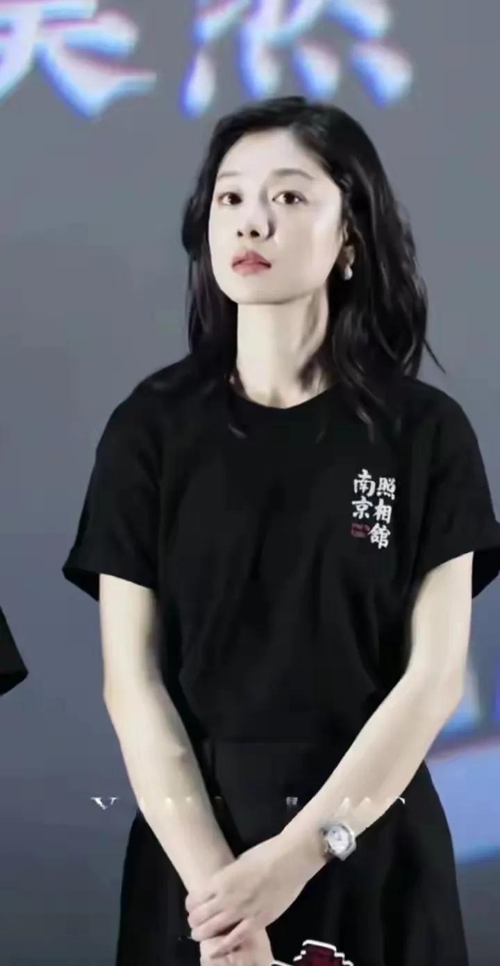 王真儿，好厉害呀！她上大学选择的是与表演无关的国际贸易专业，到公司实习时，被《孔