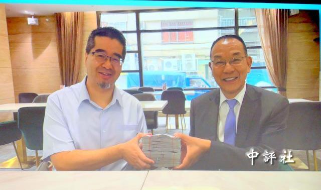 民进党林楚茵指出，金溥聪今天秀出“萧旭岑手捧现金”照片，指称萧旭岑亲手收受台商捐
