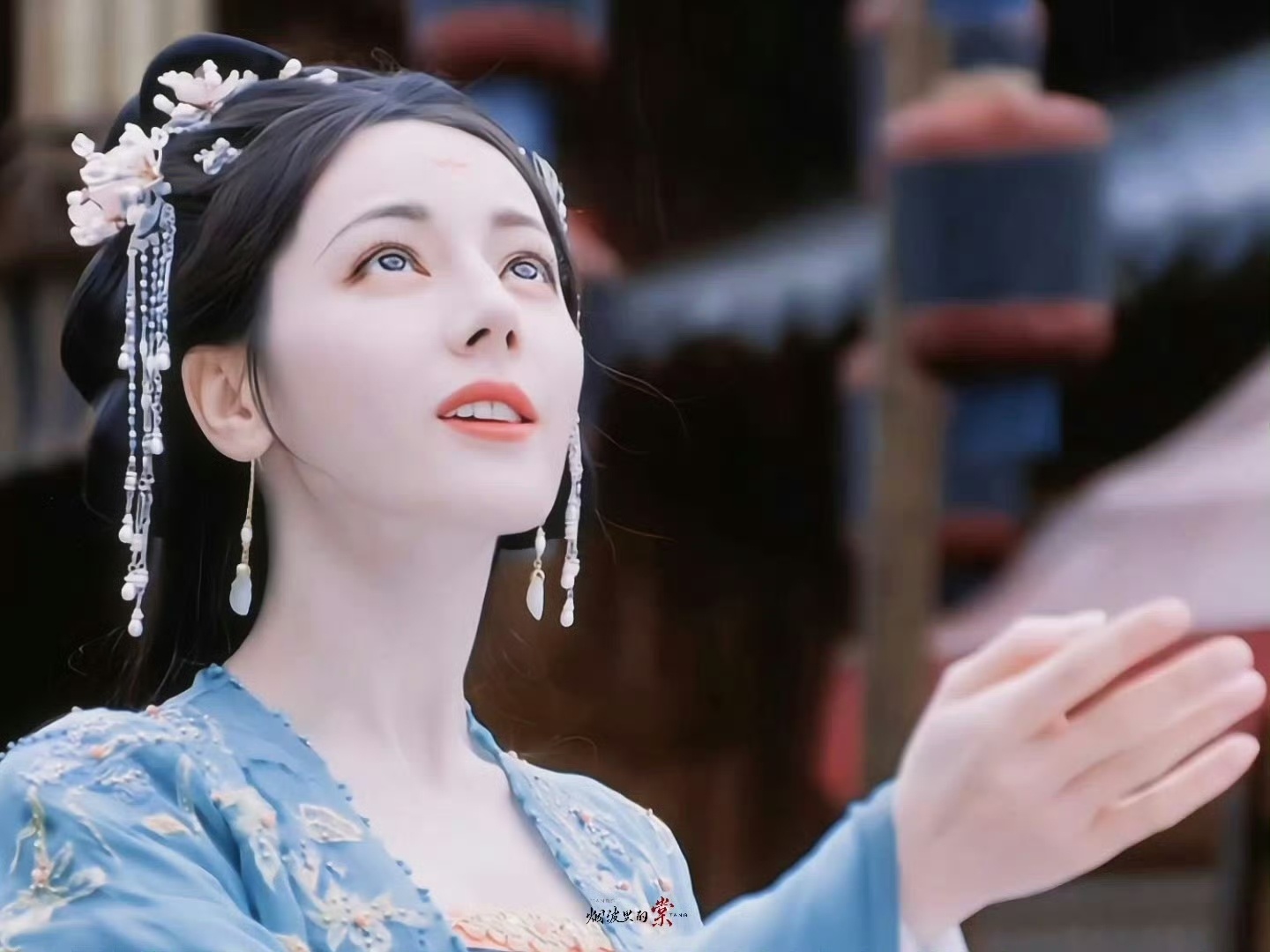 迪丽热巴在白日提灯后面的造型比前面好看多了哎，这几套好美 