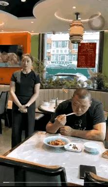 这位服务员的经验十分老到，不然让顾客看到端来的米饭，顾客会只接发飘。