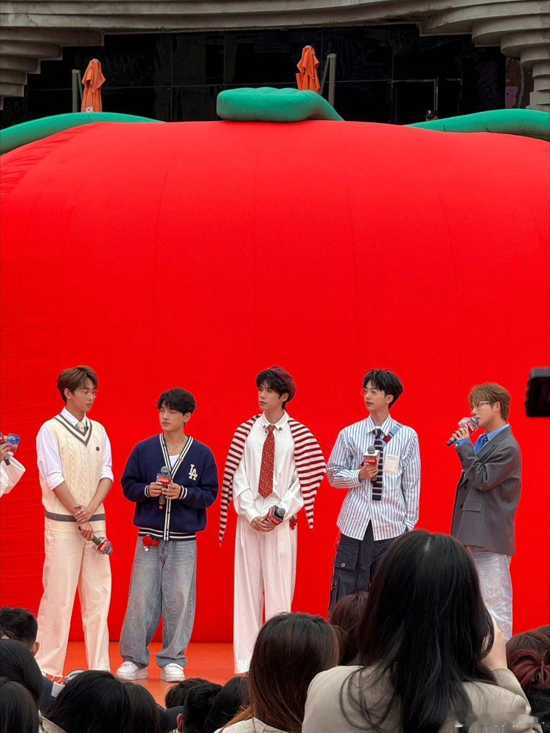 院人合体完全是青春男大 谁懂啊！唐九洲、李晋晔、何运晨同框，“青春男大”四个字直