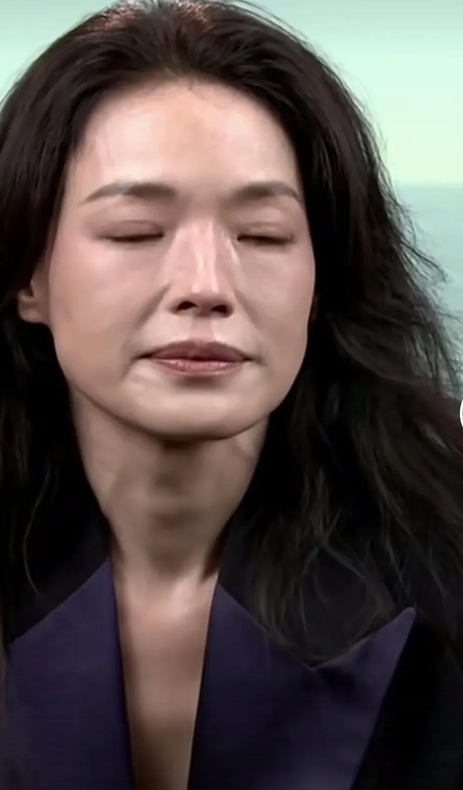 以前看舒淇拍的电影，觉得她好丑，当时还在想，这女的这么难看，也能拍电影。
现在却