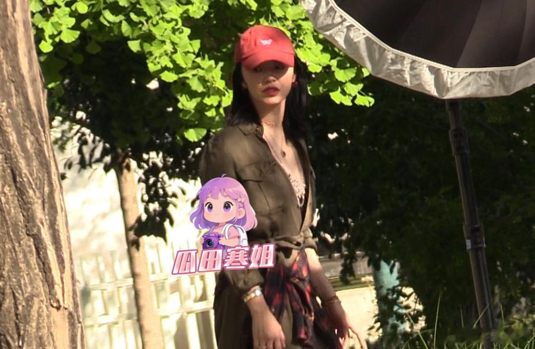 46岁姚晨红唇造型街拍好亮眼姚晨哪像46岁的人呐。姚晨头戴棒球帽，化着精致妆容，