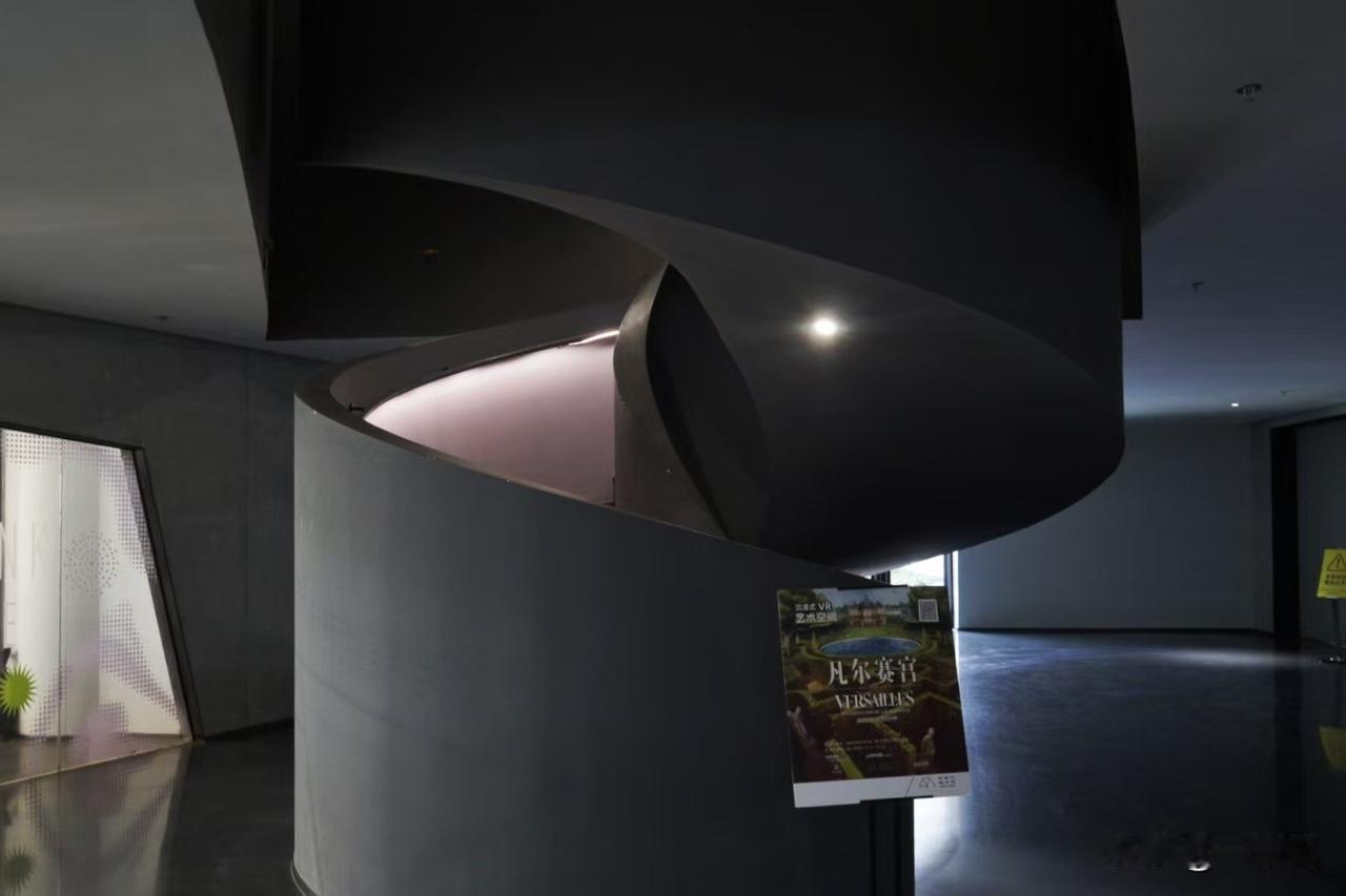 成都双年展，人还挺多，以烟火指数为名的当代艺术展能有这么多的观者还是很不错，虽然