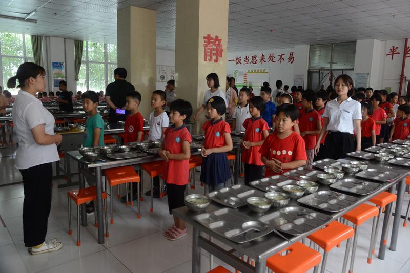 小学生在学校被连饿三天，原因就是因为没有买学校的餐具，自带餐具被拒绝打饭

自带