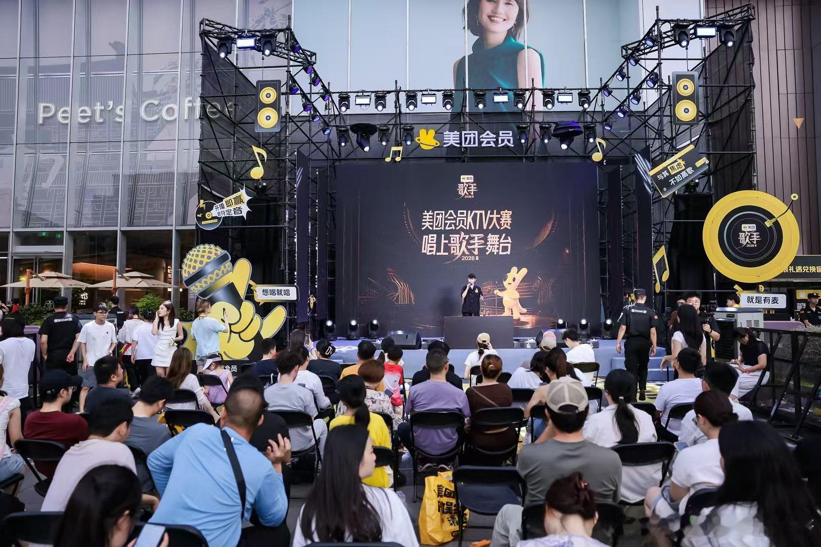 长沙线下KTV惊现平替英子 互联网平替宇宙线下年会落地美团会员KTV大赛，平替英