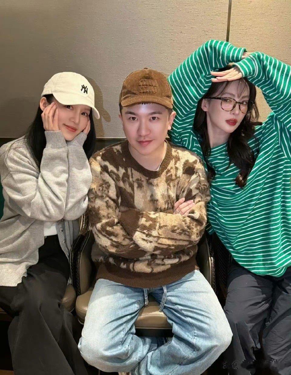张大大晒和李沁金晨的合照，他和李沁都戴帽子，搞得金晨像电灯泡，无奈举双手显不满。
