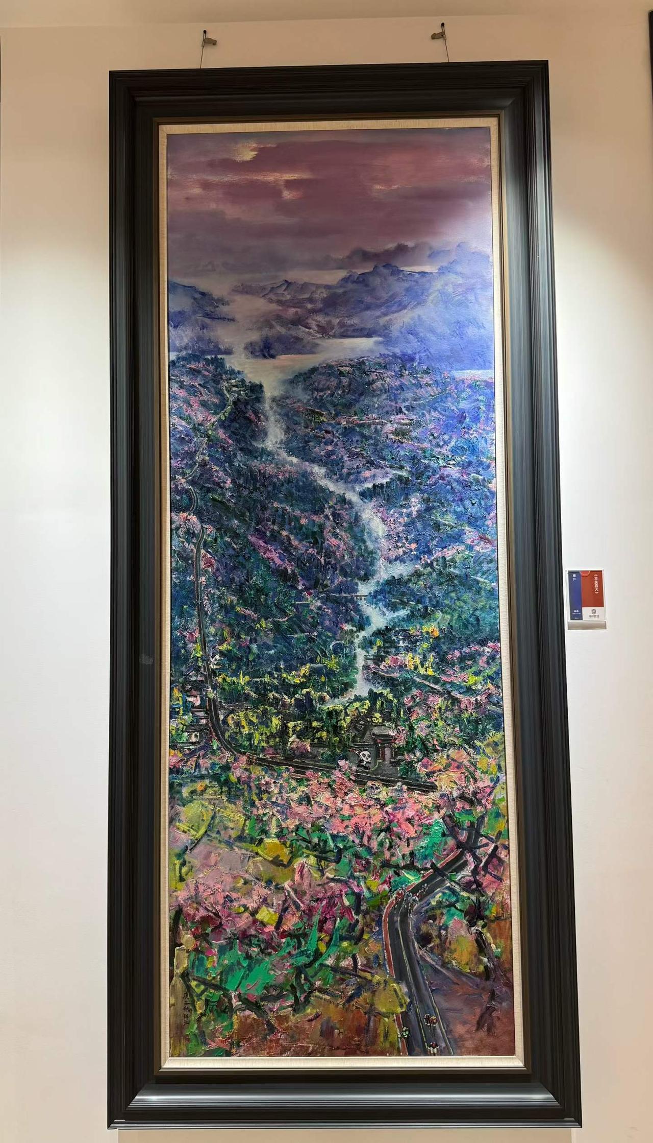 教室旁的油画展
——嘉祥美术大师曾武老师工作室的作品
今天在嘉祥战旗上班，一上楼