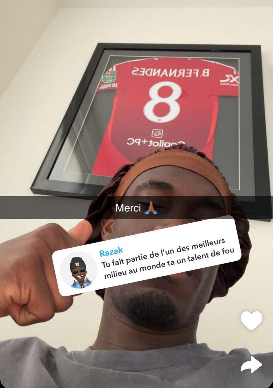 热刺中场Yves Bissouma 在Snapchat 晒自己的球衣收藏，装裱好