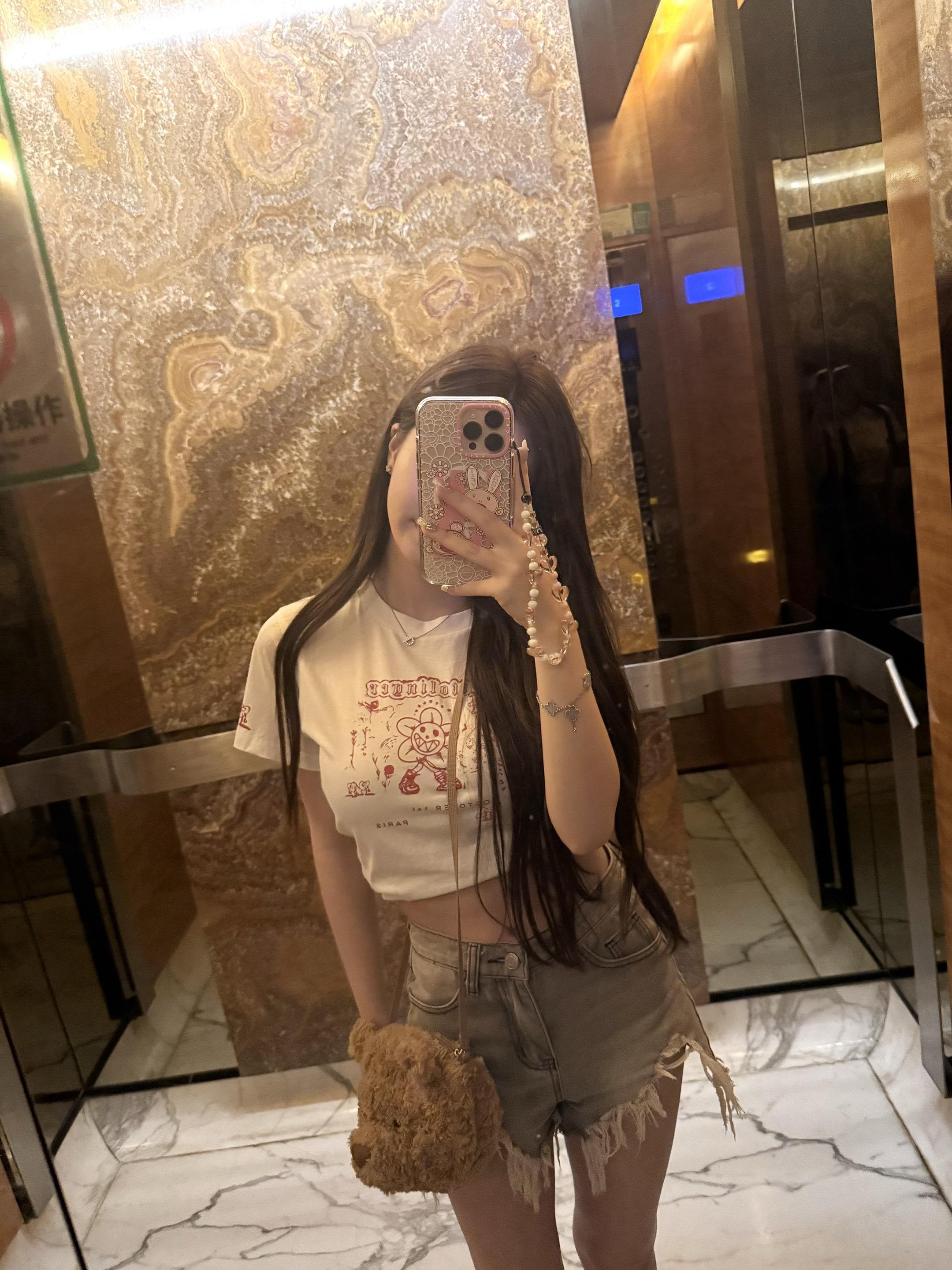 其实到了二十几岁就会发现 没几个人会像十几二十岁那样的真诚 因为满腔热...