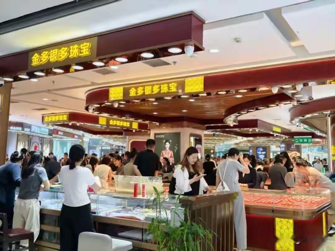 咱们中国人的基因里刻着四个字——“逢低抄底”。以前黄金每克降个二三十，金店门口都