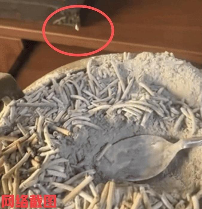 江苏有女子在家中佛龛前敬香。

当香燃尽之际，女子走到香炉前看到神奇的一幕，有一