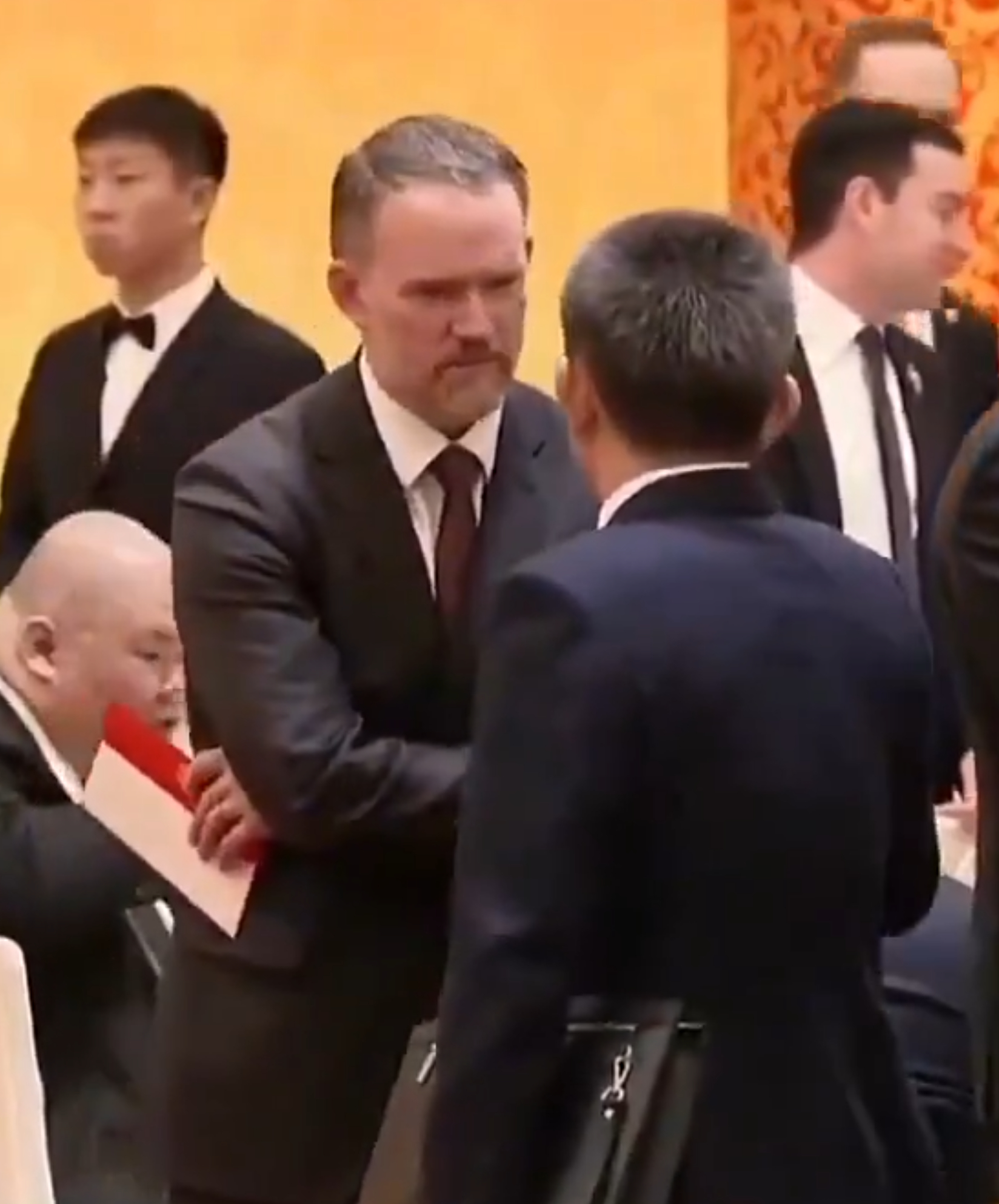 🔻李部长和JG🔻路透社视频截图。特朗普结束访华海外新鲜事热点现场