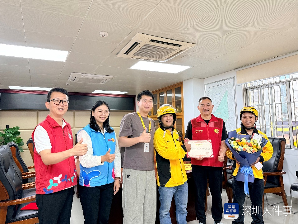 #深圳骑手冲进火场逐户敲门救人#【着火了无人应、玻璃开始往下掉！深圳骑手冲进楼栋