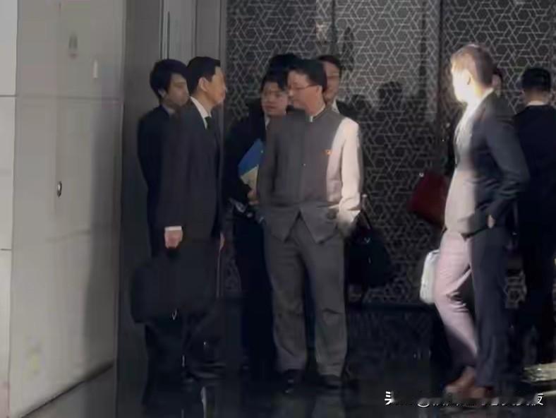 日本外务省官员离开中方外交部