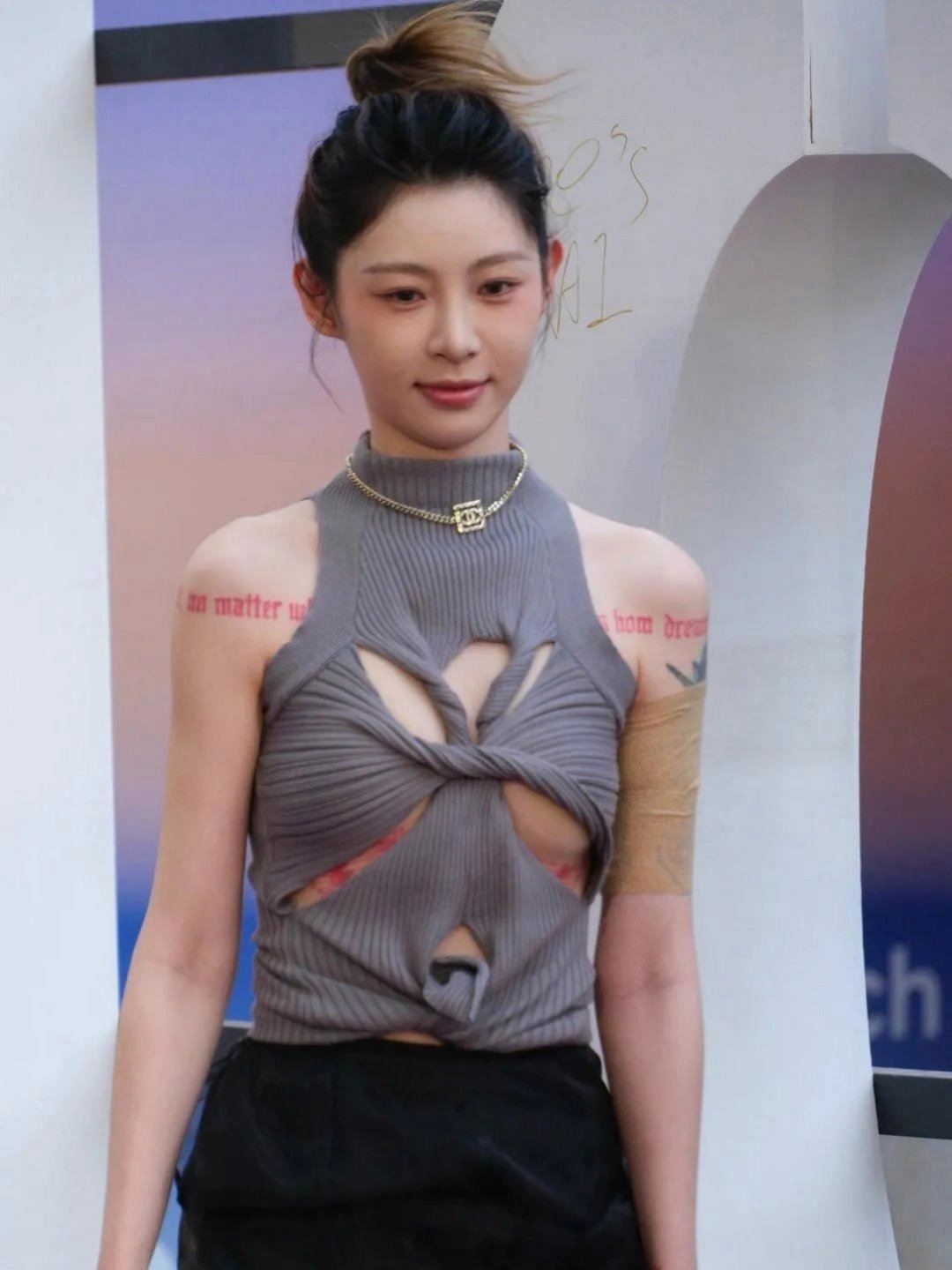 痞幼与梅尼耶贴身热舞被指没边界感 梅尼耶生日聚会上，其女友拍摄并发布了一段痞幼与
