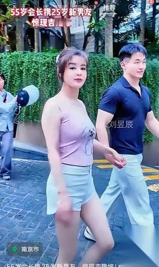 于文红的新男友，才25岁。

比她小整整30岁。

关键是——她主动追的。

她
