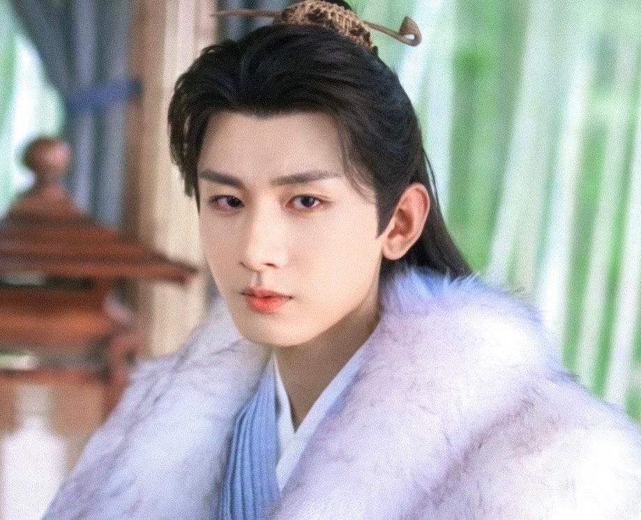 电视剧莲花楼[超话]成毅李莲花爱奇艺q1热度破亿角色 在下，李莲花！ ​​​