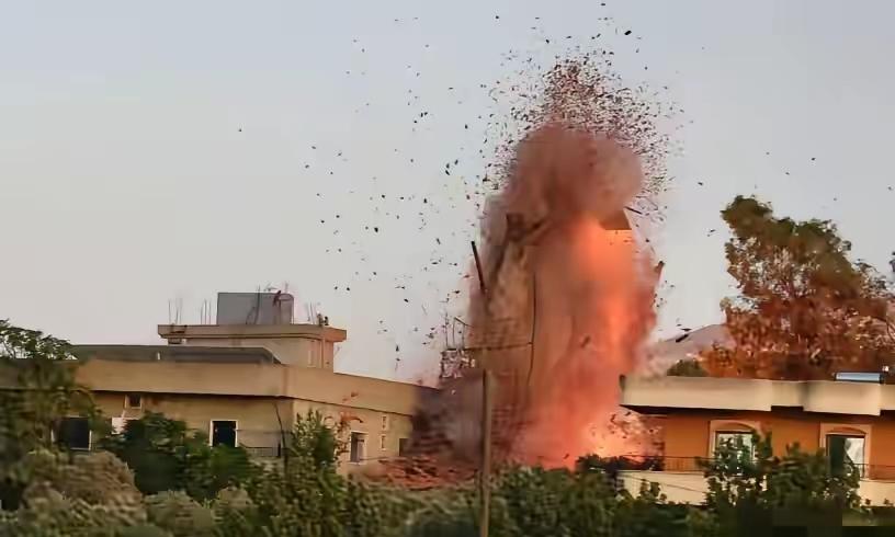 3月19号黎巴嫩南部，
俄记者正拍以军炸桥，
穿“媒体”背心、拿设备，结果以军导