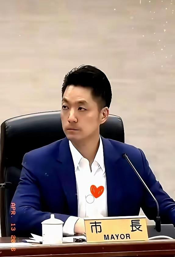 两蒋灵柩要不要回大陆这事，显然蒋万安着急了！

有人直接问他：你连自己是中国人都
