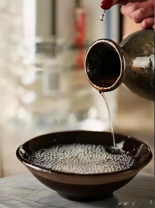 我的创意下联可以是：
1、愁入酒杯一饮尽[碰拳]醉随诗笔万山来‌。
2、愁入酒杯