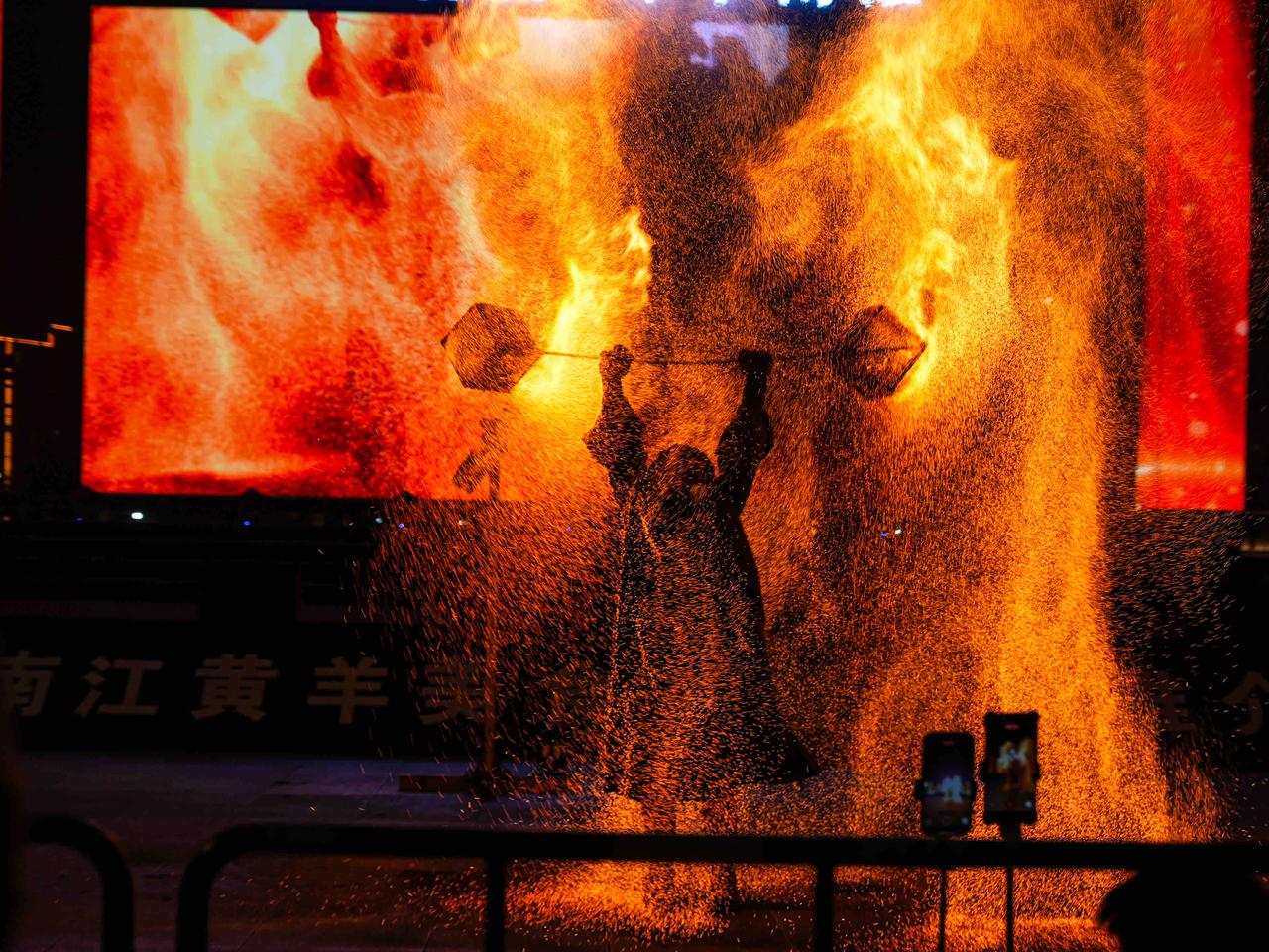今年的南江黄羊美食季真的太热闹啦！
断渠公园人山人海，刚开场就把南江的暖冬热情全