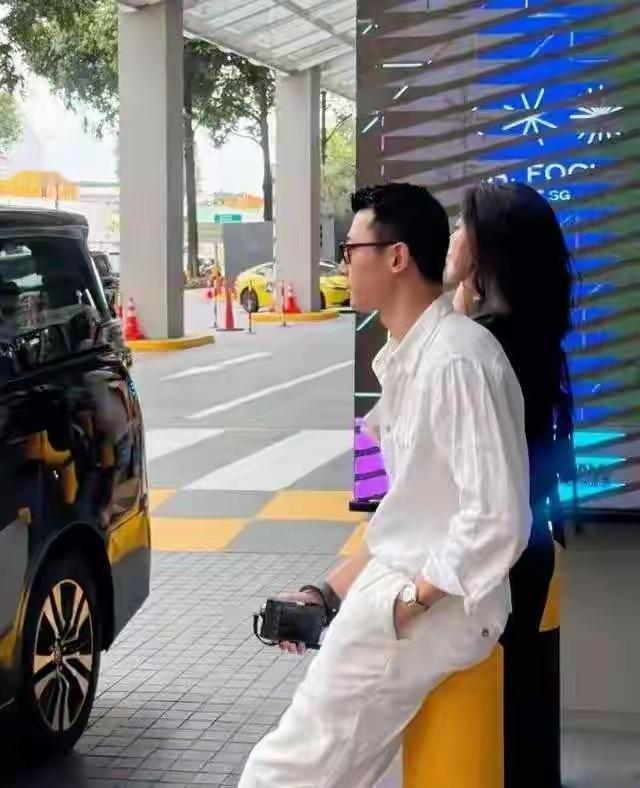 朱珠和老公在新加坡路边等车，她老公看起来身材高大，长相英俊。 