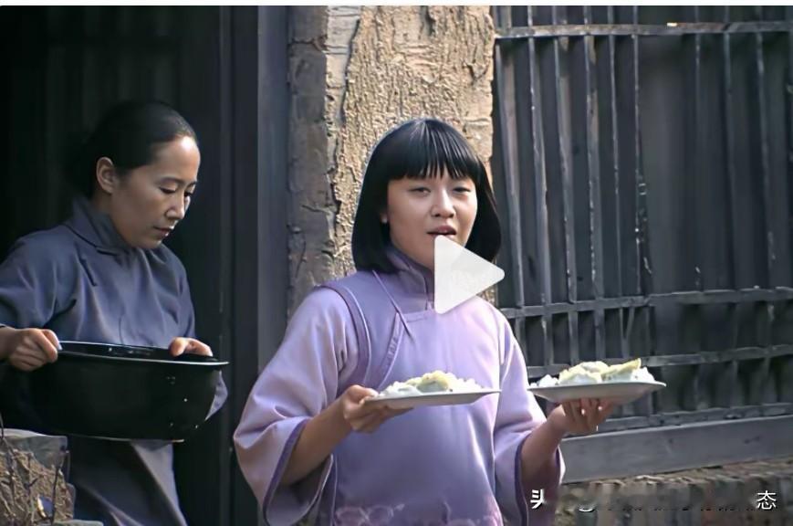 这个端着饺子，走在后面的人，
是不是阿诚的养母，汪曼春的线人，看着很像很像。
 