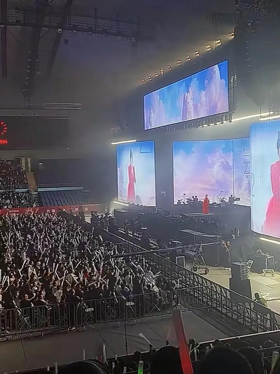 我喜欢音乐，但不懂音乐。
我不知道云朵和刀郎之间
最近到底发生了什么事，
只知道