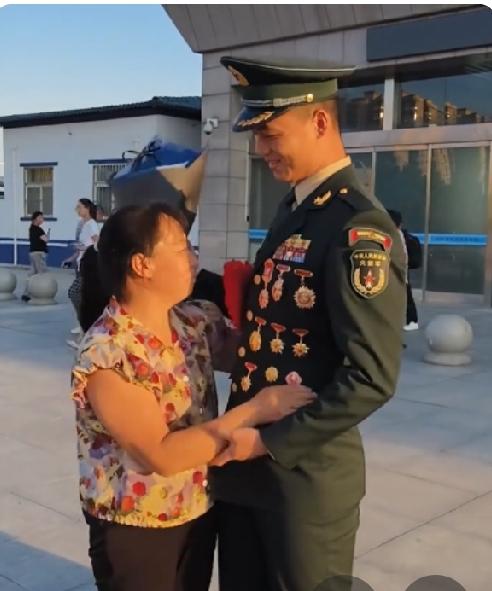 参加大阅兵的退役军人返乡，可以照顾分配，给子女就学加分吗。
刚刚，在今日栏目，看