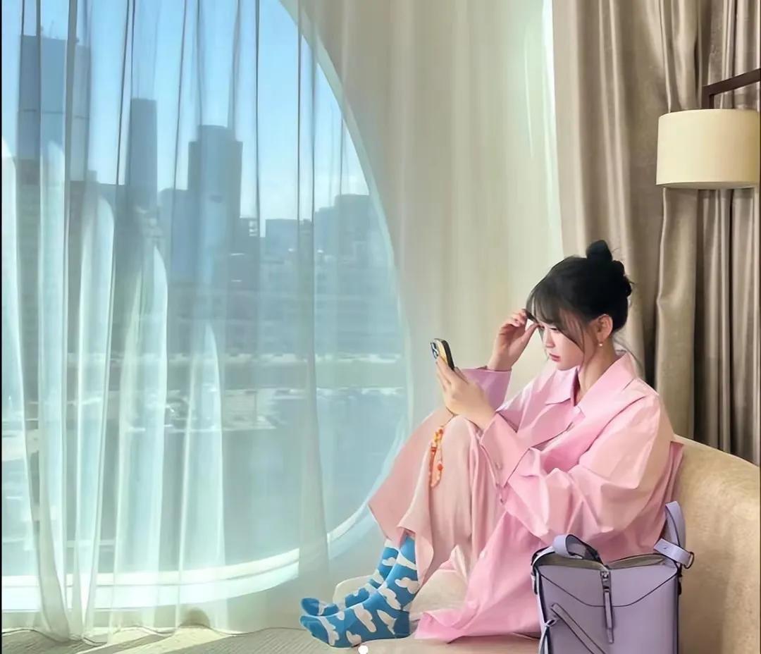 陈乔恩回北京豪宅，一身粉色衣服亮相十分减龄，看上去清新靓丽，清爽干净！

陈乔恩